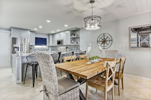560 Amelia By The Sea | Living area