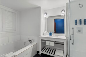 Habitación superior, 1 cama King size, tina | Baño | Amenidades de baño gratuitas, secadora de cabello, toallas, jabón 