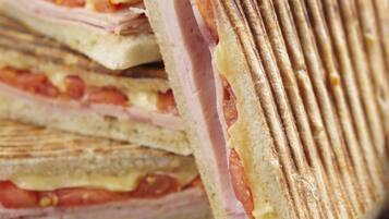 Se ofrece un desayuno completo todos los días (por un coste adicional)