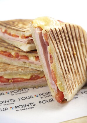 Desayuno completo todos los días (con cargo) 