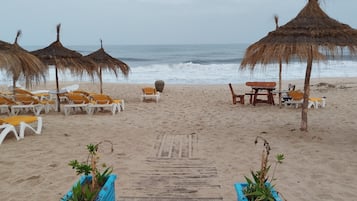 Privéstrand vlakbij, ligstoelen, strandlakens, beachvolleybal