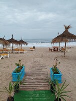 Pantai pribadi di sekitar, kursi berjemur, dan handuk pantai