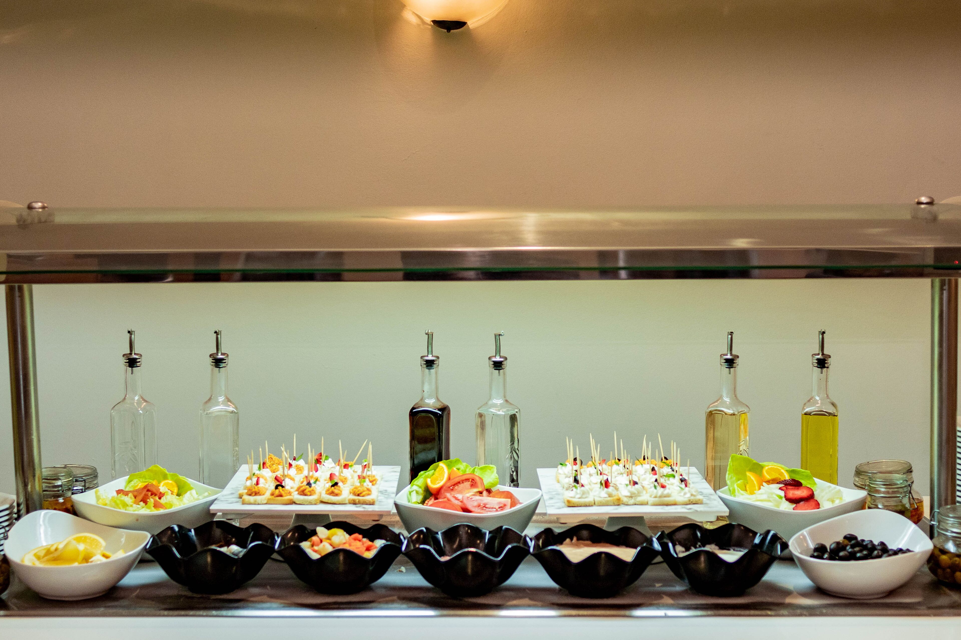 Ein reichhaltiges Buffet mit verschiedenen Speisen und Beilagen.