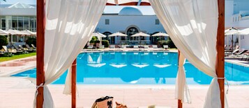 Kolam renang indoor dan kolam renang outdoor, dengan kursi berjemur
