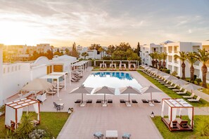 Una piscina techada, una piscina al aire libre