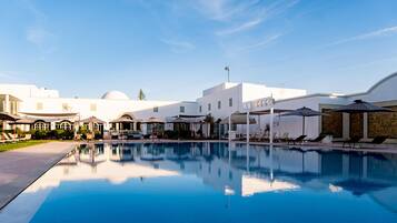 Indoor pool, outdoor pool, sun loungers
