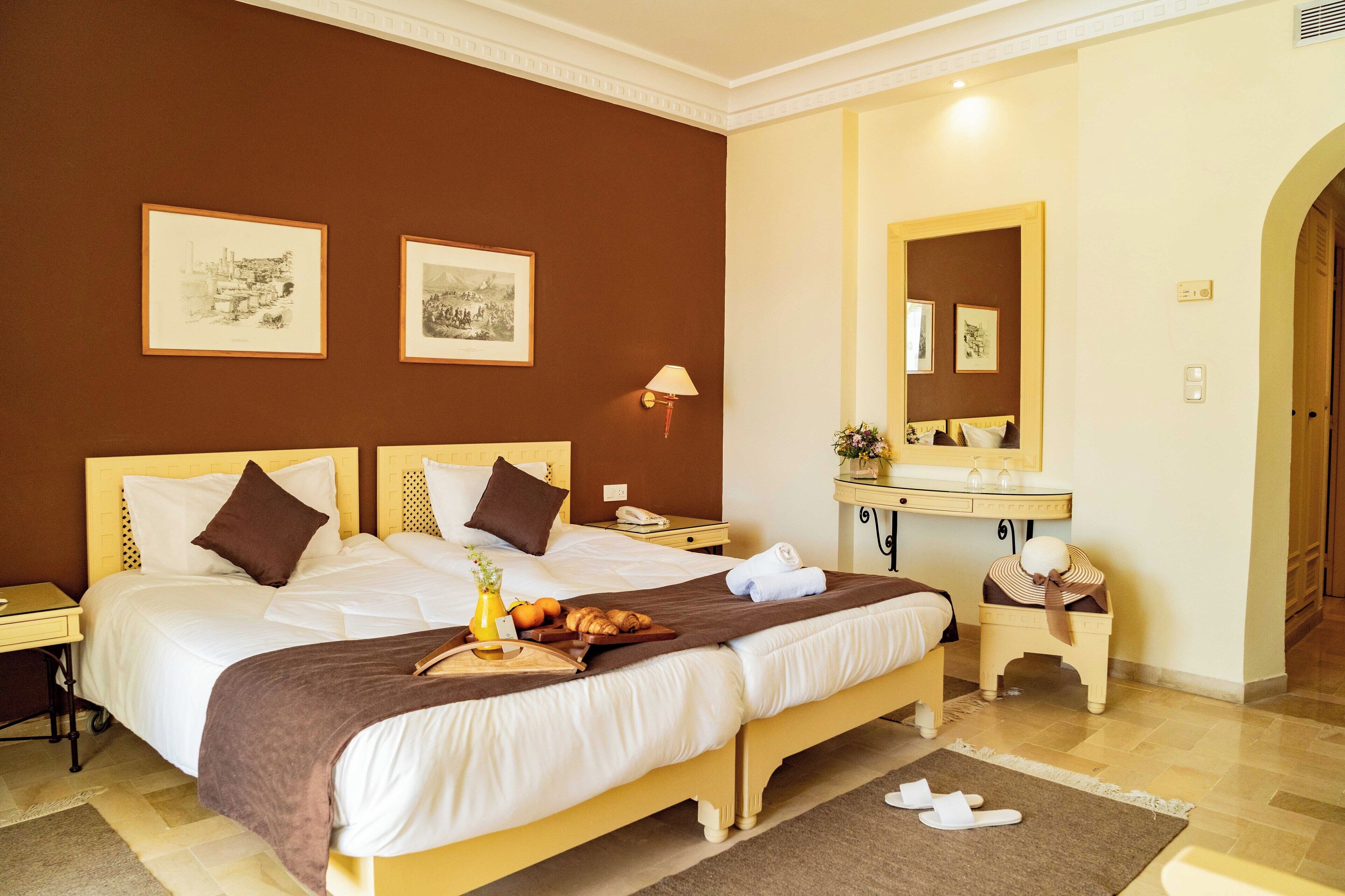 1 dormitorio, minibar, caja fuerte y escritorio