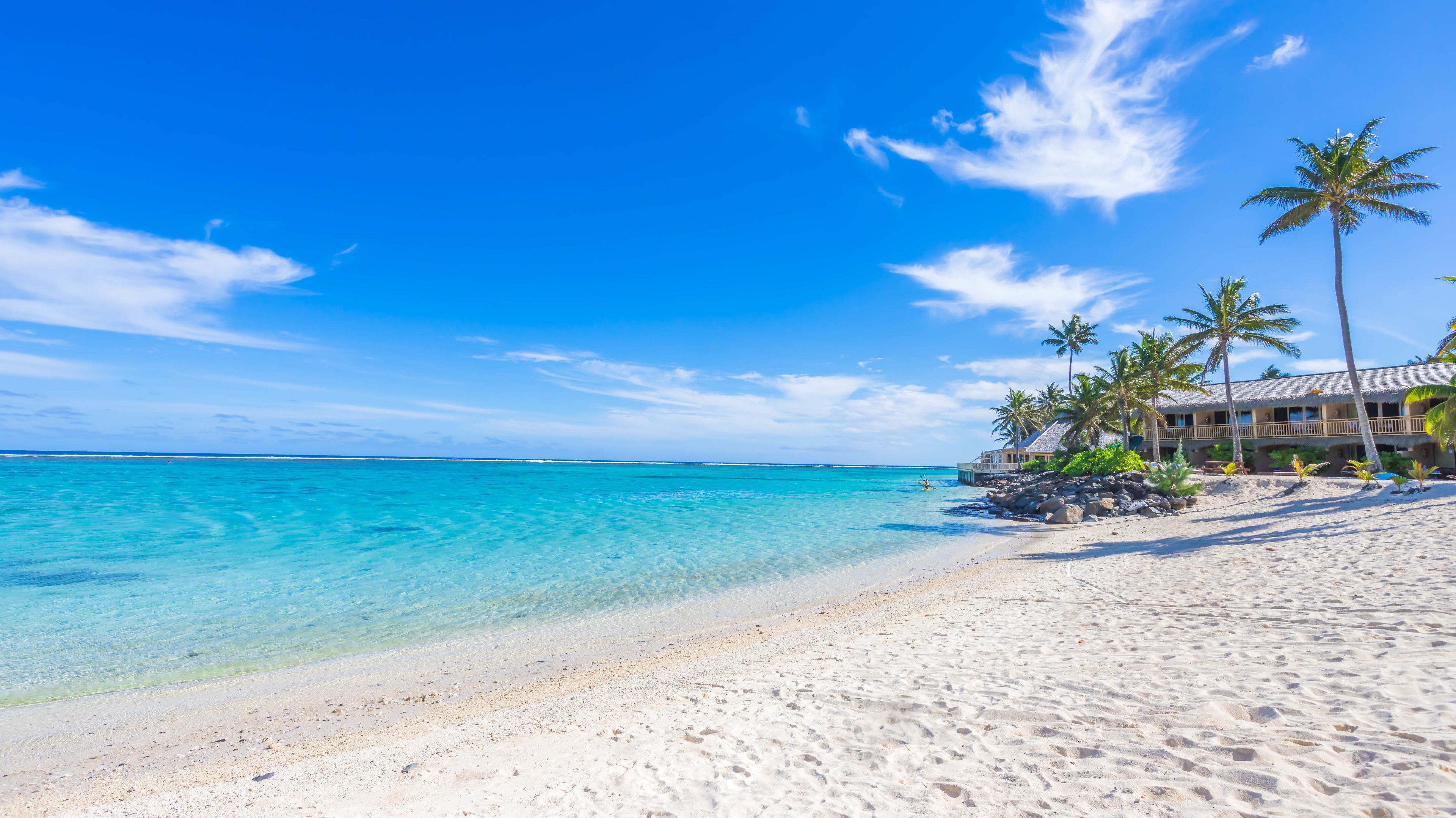 Playa privada, arena blanca, sillas reclinables de playa
