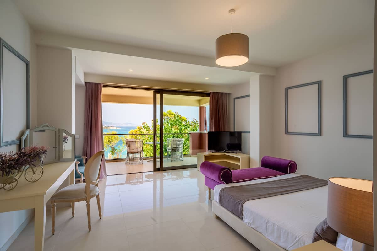Suite panorámica, balcón, vista al mar | 1 habitación y ropa de cama de alta calidad