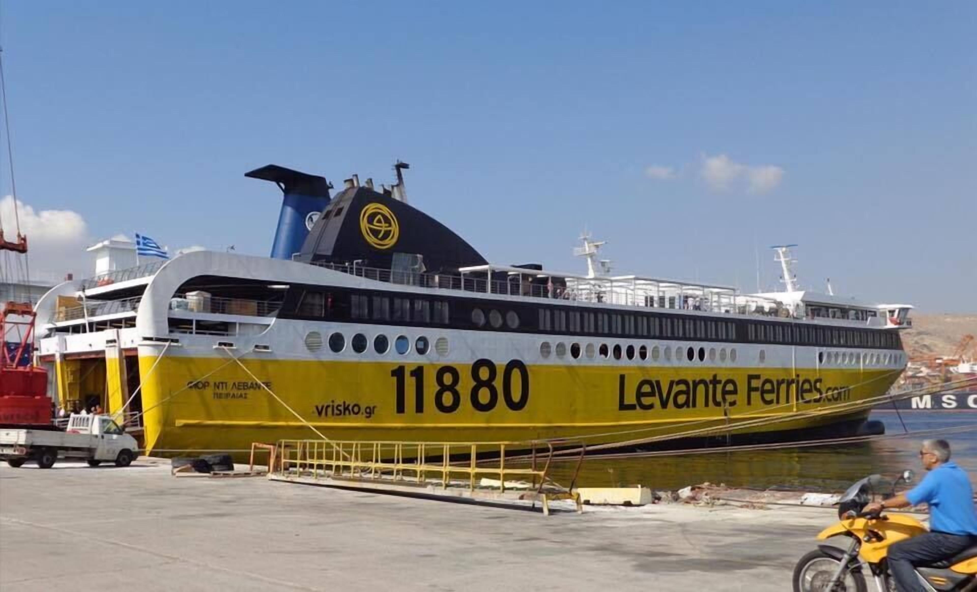 Um ferry chamado 'Levante Ferries' com o número 11880 atracado em um porto.