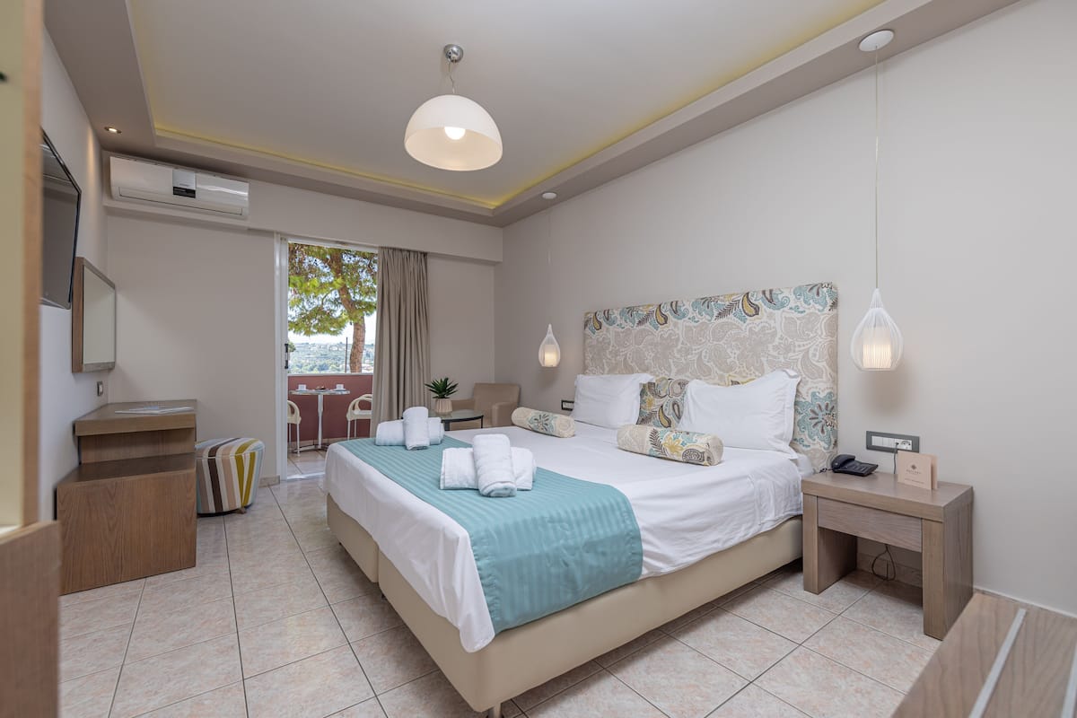 Habitación doble estándar, 1 habitación, vista parcial al mar | 1 habitación y ropa de cama de alta calidad