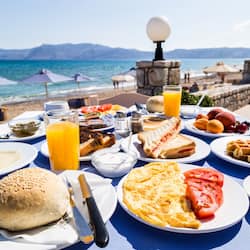Daily continental breakfast (EUR 10 per person)