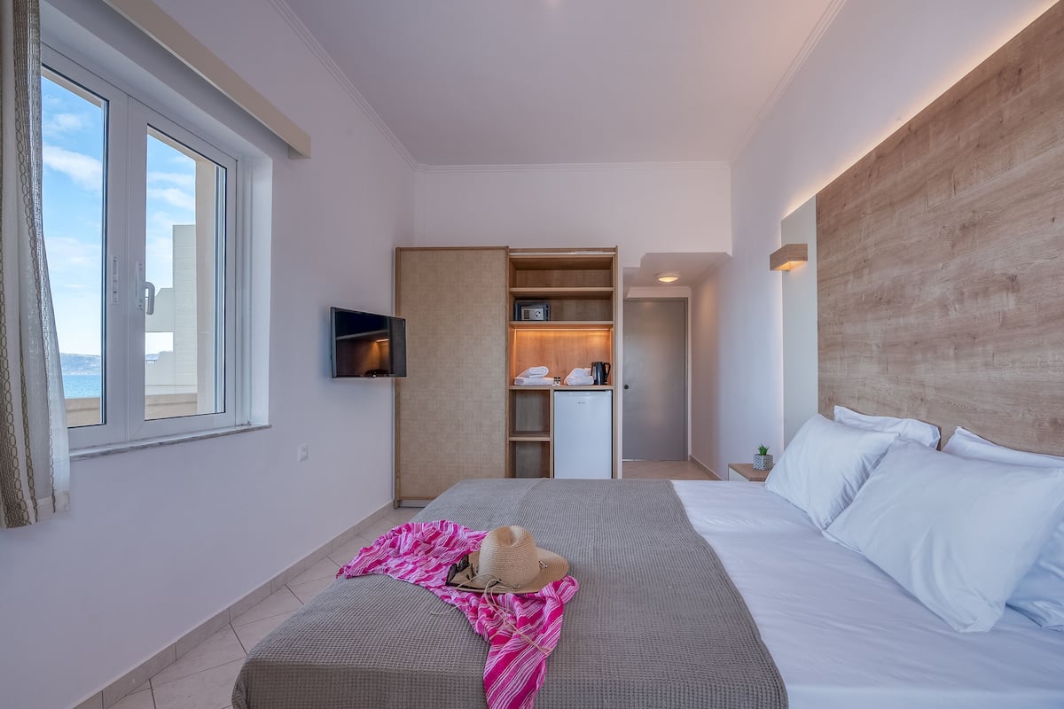 panoramic double or twin room | 1 bedroom, in-room safe, free wifi, bed sheets