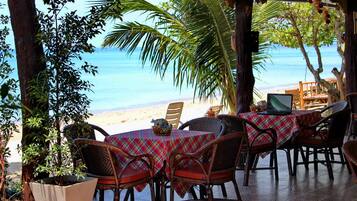 Se sirven desayunos, comidas, cenas y brunch