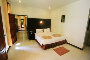 Family Garden View | Allergiatestatut vuodevaatteet, tallelokero huoneessa, työpöytä