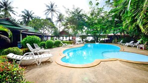 Outdoor pool, pool umbrellas, sun loungers - Lanta Pavilion Resort (Ko Lanta)