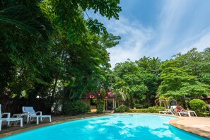 Piscine extérieure, parasols de plage, chaises longues