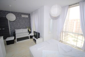 Standard-Studio, Balkon | Wohnbereich | 21-Zoll-Flachbildfernseher mit Satellitenempfang, Fernseher