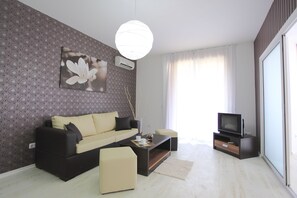 Apartment, 1 Schlafzimmer | Wohnzimmer | 21-Zoll-Flachbildfernseher mit Satellitenempfang, Fernseher