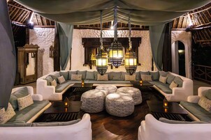 2 bares, bar junto a la piscina