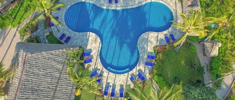 Alberca al aire libre y camastros