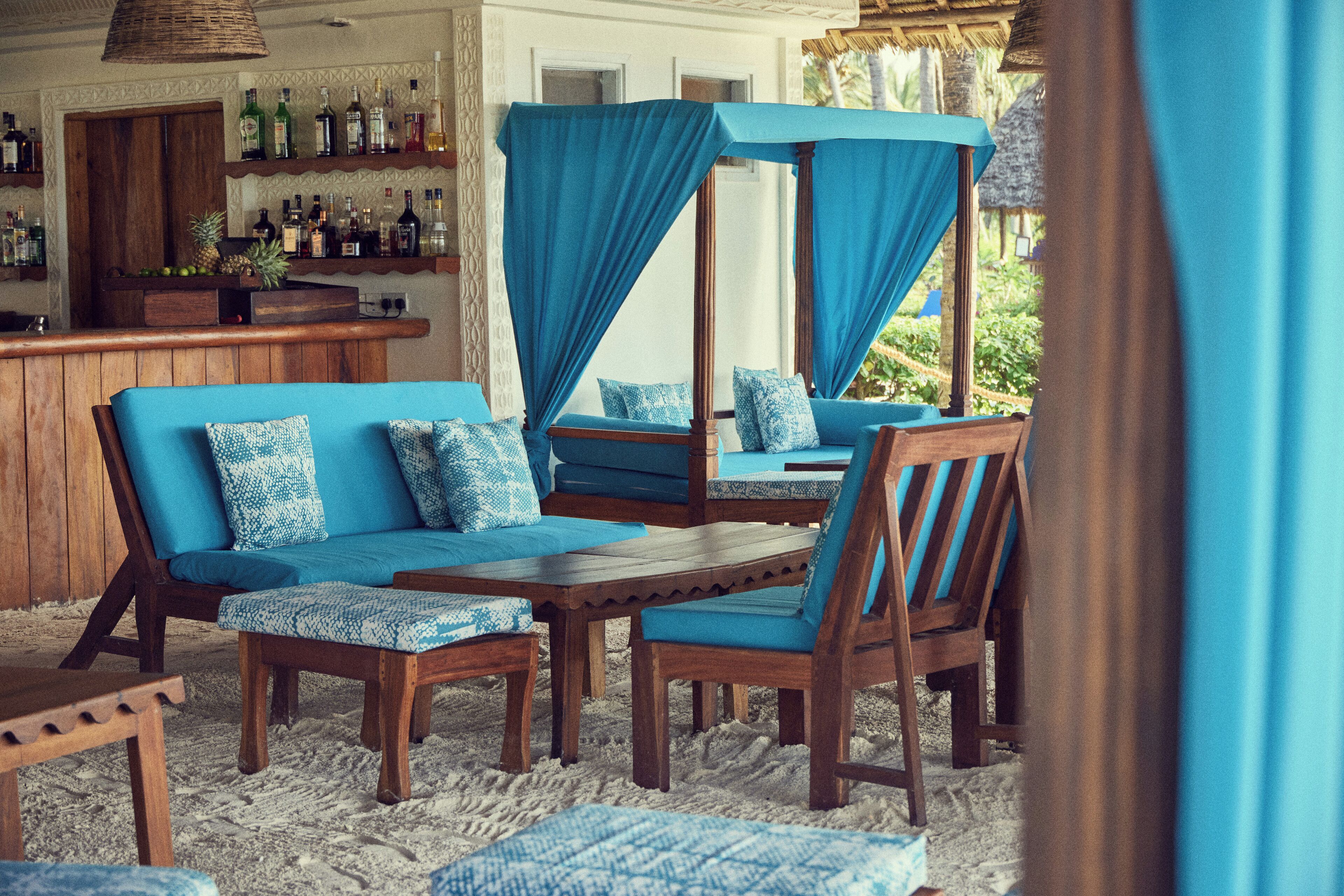 2 bars/lounges, poolside bar