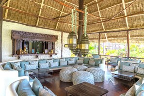 2 bars/lounges, een poolbar