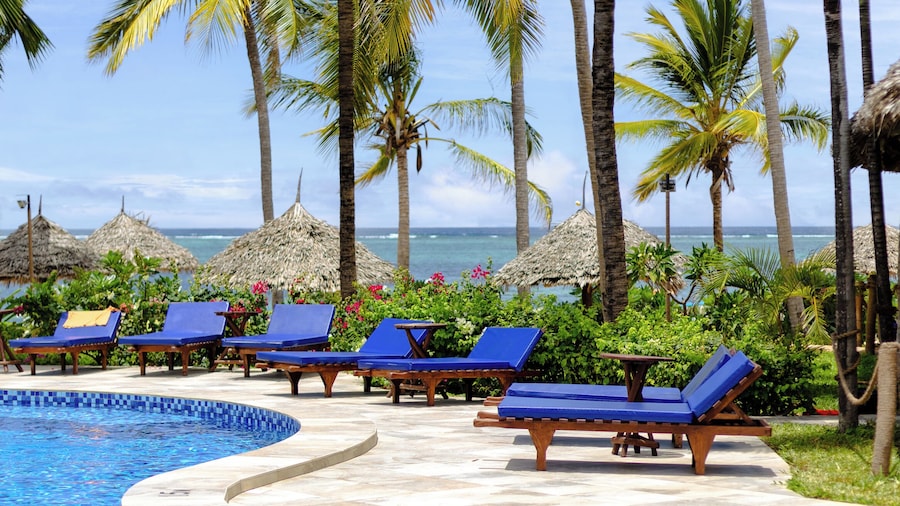 Breezes Beach Club & Spa – Half Board