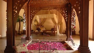 Indoor spa tub