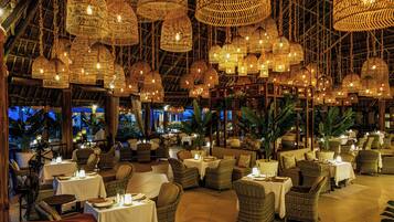 3 restaurants; ze serveren er ontbijt, lunch en diner