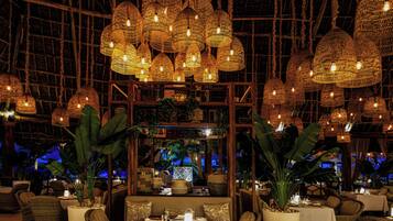 3 restaurants; ze serveren er ontbijt, lunch en diner