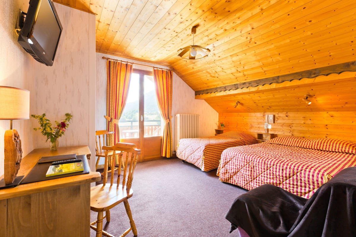 triple room | desk, free cots/infant beds, free wifi, bed sheets