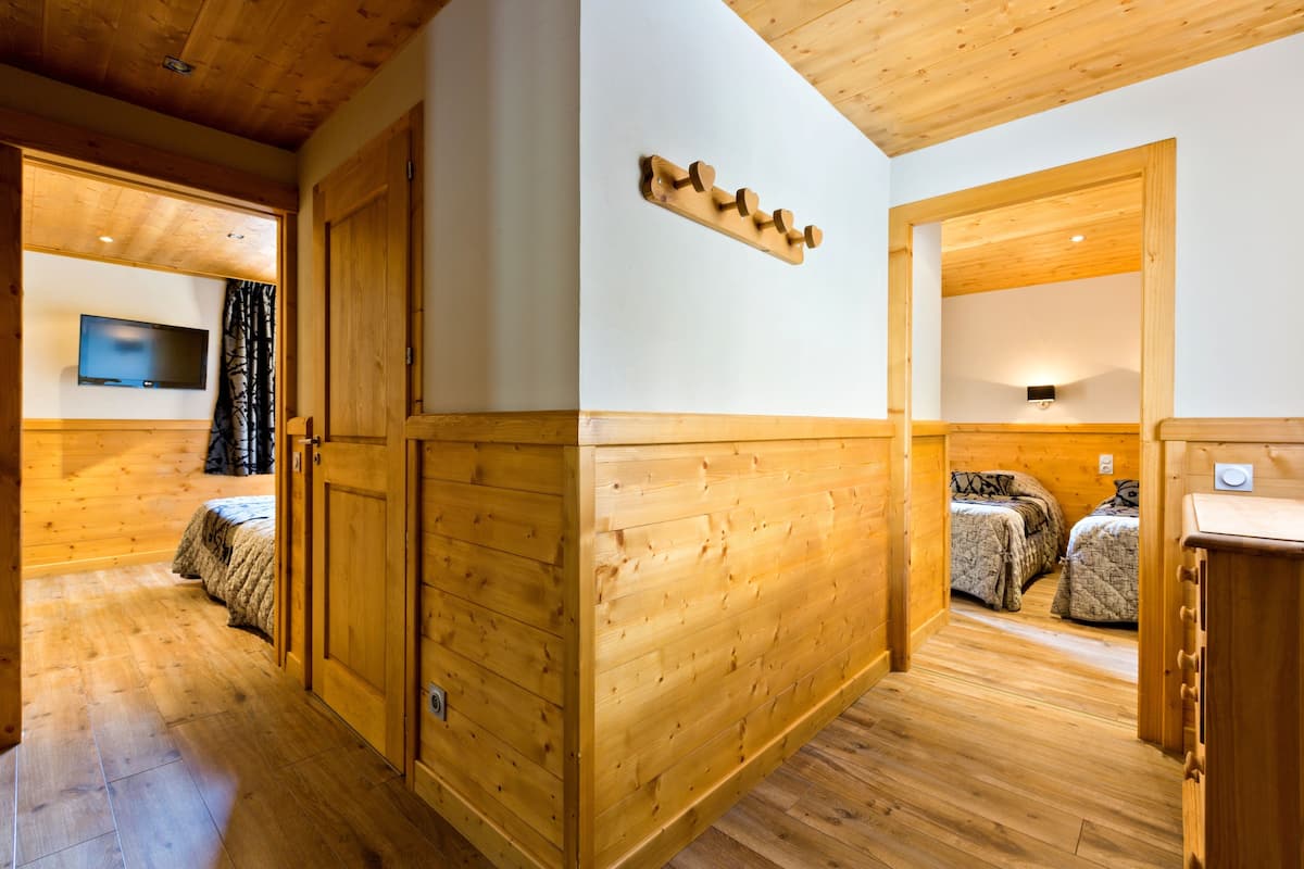 quadruple room | desk, free cots/infant beds, free wifi, bed sheets