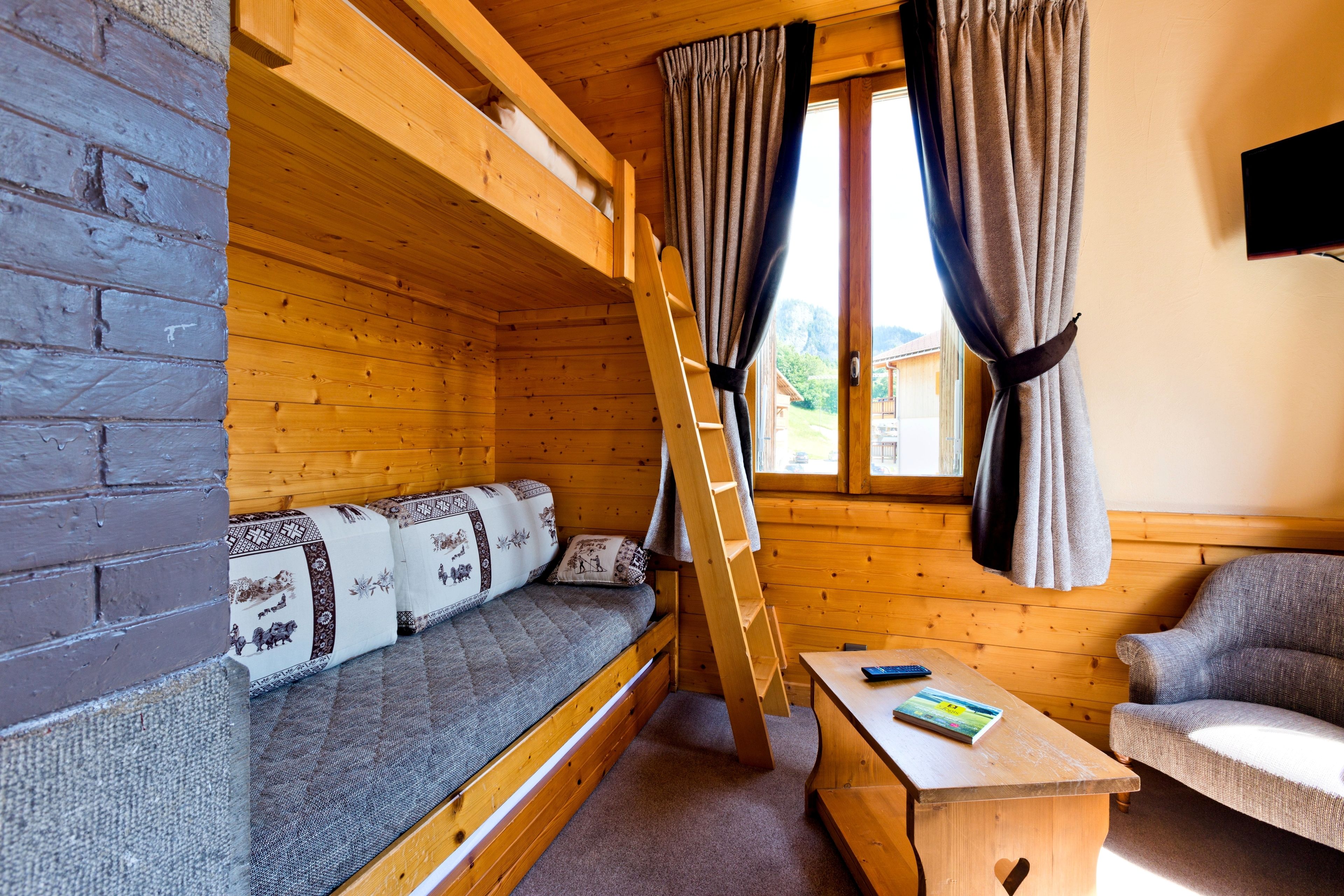 quadruple room | desk, free cots/infant beds, free wifi, bed sheets