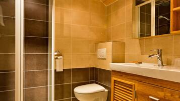 Dreibettzimmer | Badezimmer | Kostenlose Toilettenartikel, Haartrockner, Handtücher