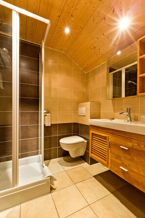 Habitación triple | Baño | Artículos de higiene personal gratuitos, secador de pelo y toallas