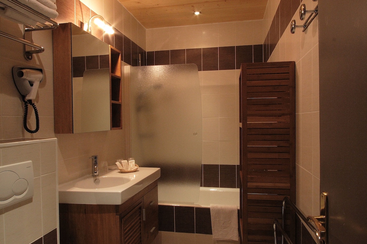 quadruple room | bathroom | free toiletries, hair dryer, towels