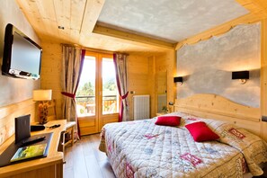 Desk, free cots/infant beds, free WiFi, bed sheets