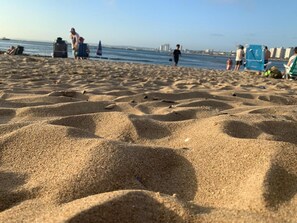 Plage à proximité, chaises longues, parasols, serviettes de plage