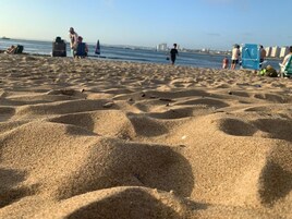 Ubicación cercana a la playa, tumbonas, sombrillas y toallas de playa