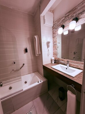 Deluxe Double Room, 1 Bedroom | Bilik Mandi | Pancuran mandi, pengering rambut, tuala disediakan, sabun 