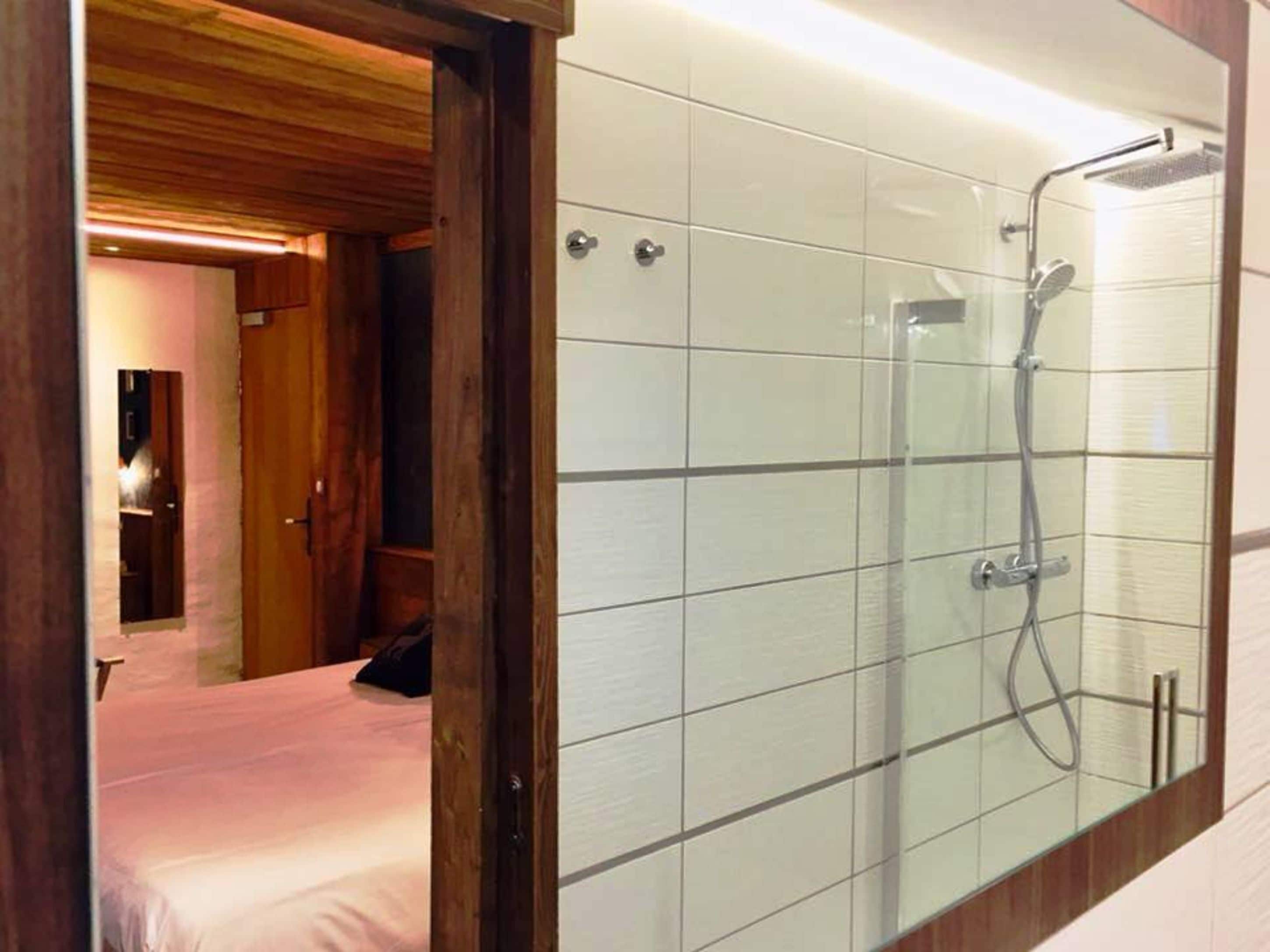 double room | bathroom shower