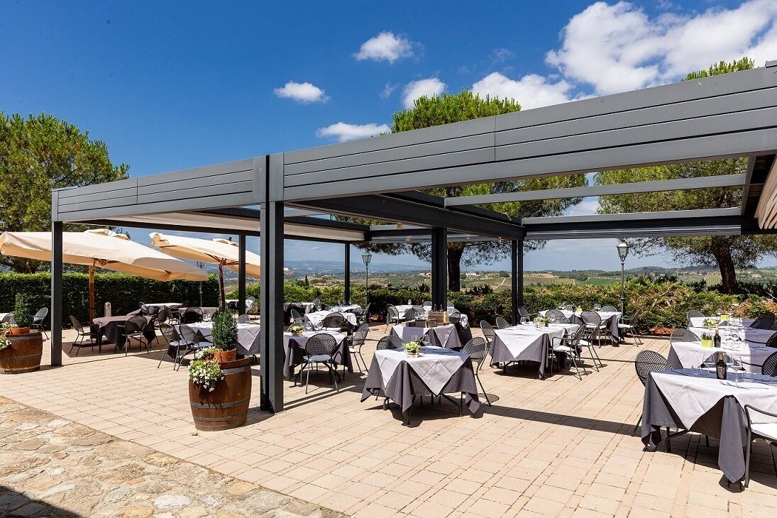 Aperto a pranzo e cena, cucina locale, con vista sul giardino 