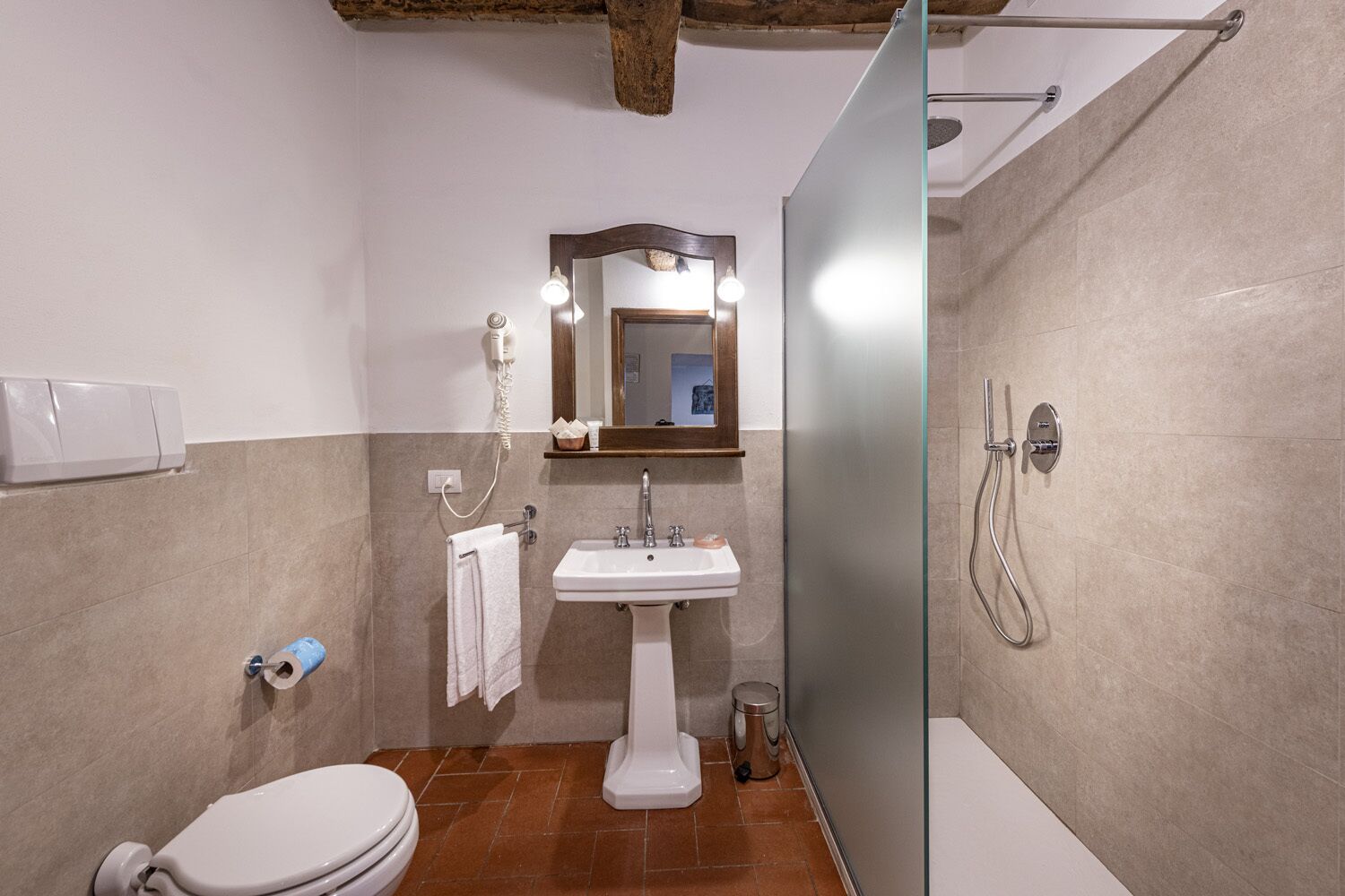 Une salle de bain moderne équipée de toilettes, d’un lavabo et d’une douche.