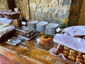 Free daily buffet breakfast - Riserva di Fizzano Residence (Castellina in Chianti)