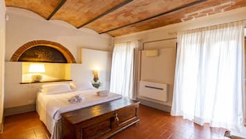 Deluxe Apartment, 1 Queen Bed, Hill View, Ground Floor | 1 bedroom, premium bedding, down duvets, individually decorated