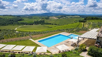 Piscine extérieure, parasols de plage, chaises longues
