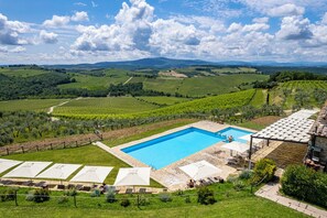 Outdoor pool, pool umbrellas, pool loungers - Riserva di Fizzano Residence (Castellina in Chianti)