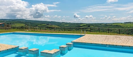 Piscine extérieure, parasols de plage, chaises longues