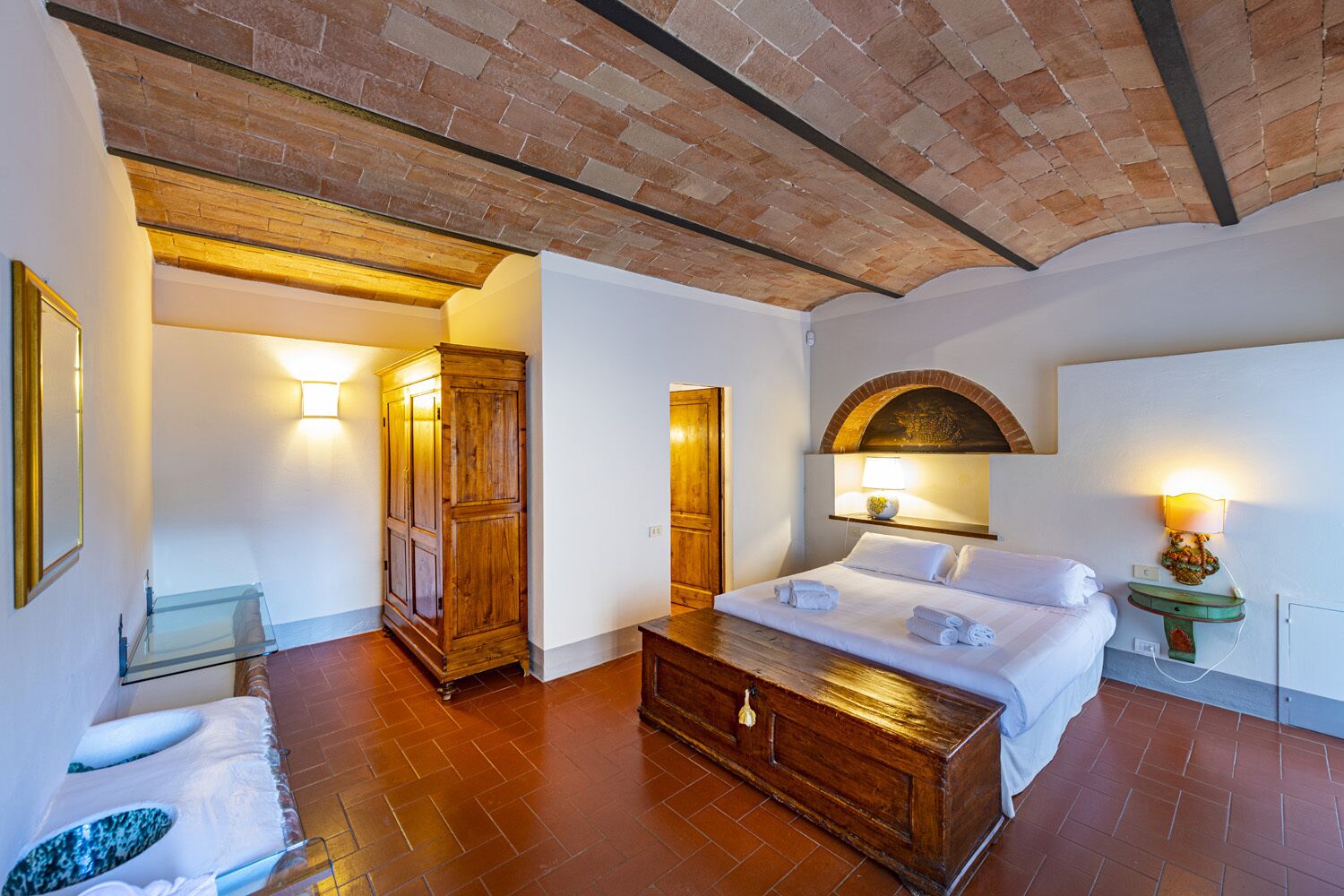 Deluxe-huoneisto, 1 keskisuuri parisänky, näköala mäelle, pohjakerroksessa | 1 makuuhuone, ylelliset vuodevaatteet, untuvapeitot